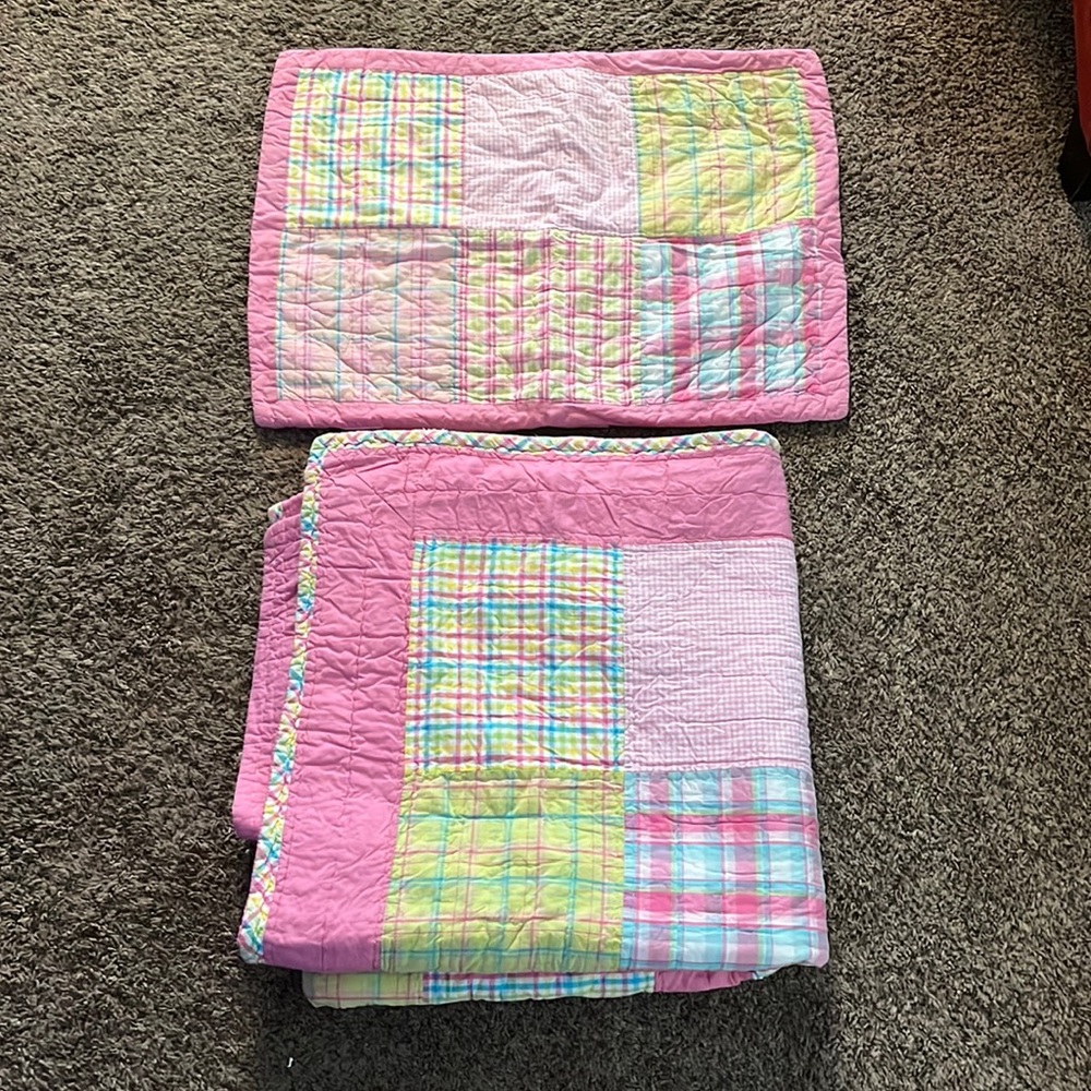 Quilt with matching pillow case